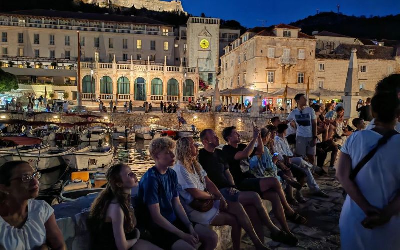 Svjetlosna projekcija udruge Sunce: ‘Hvar je sinoć poslušao glas posidonije’