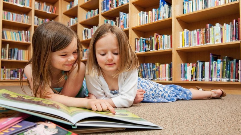 djeca djevojčica čitanje knjige knjižnica dječja