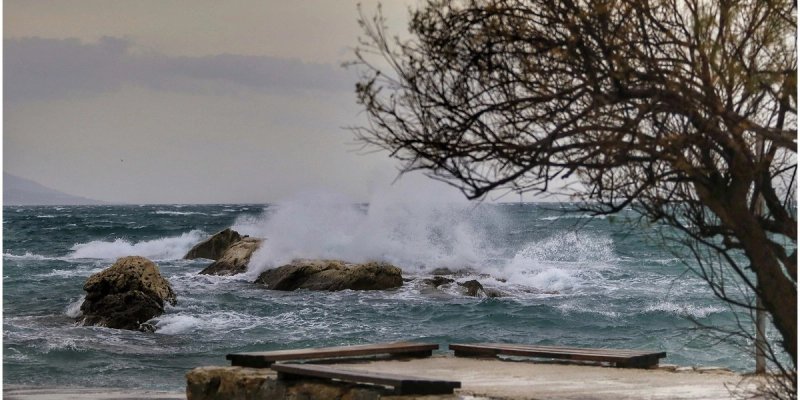 Zbog obilne kiše zatvorene ceste na području Vrgorca, u prekidu trajektne i katamaranske linije