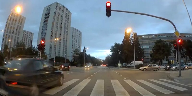 VIDEO: Pogledajte prolazak kroz crveno na križanju Velebitske i Dubrovačke ulice