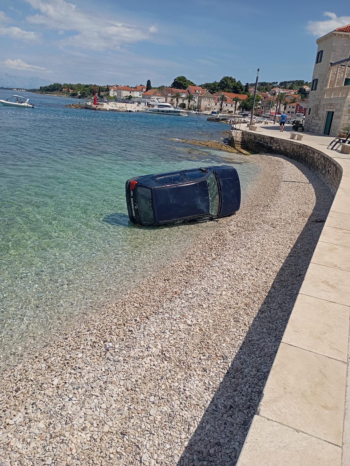 ŠOK U MALOME MISTU: Auto sletjelo usred glavne plaže!