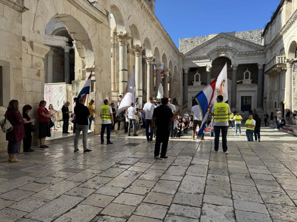 Molitelji na Peristilu 1. lipnja