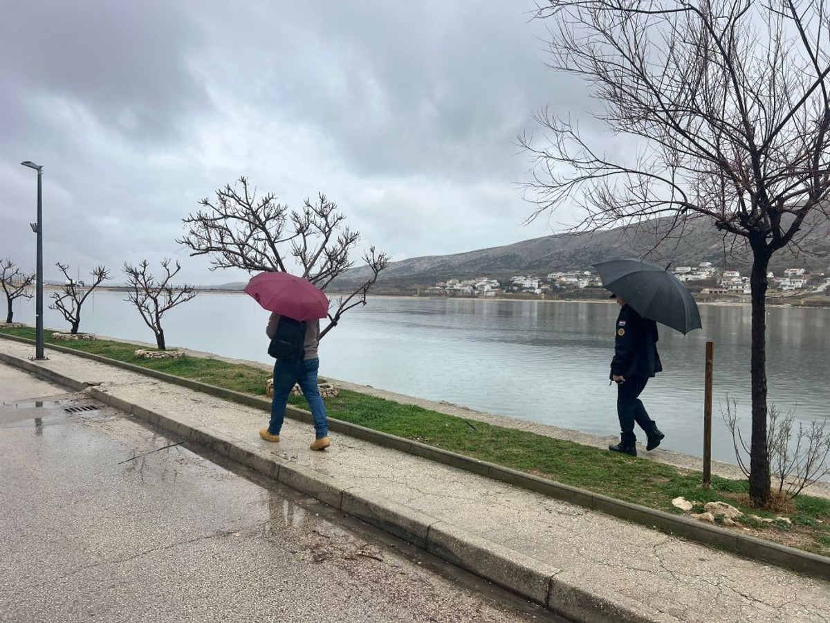 Poplava pogodila i Pag: 'Molimo građane da premjeste vozila s ugroženih lokacija'