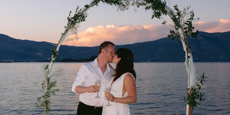 ROMANTIKA NA KORČULI Slavni kanadski glazbenik oženio djevojku podrijetlom iz Lumbarde