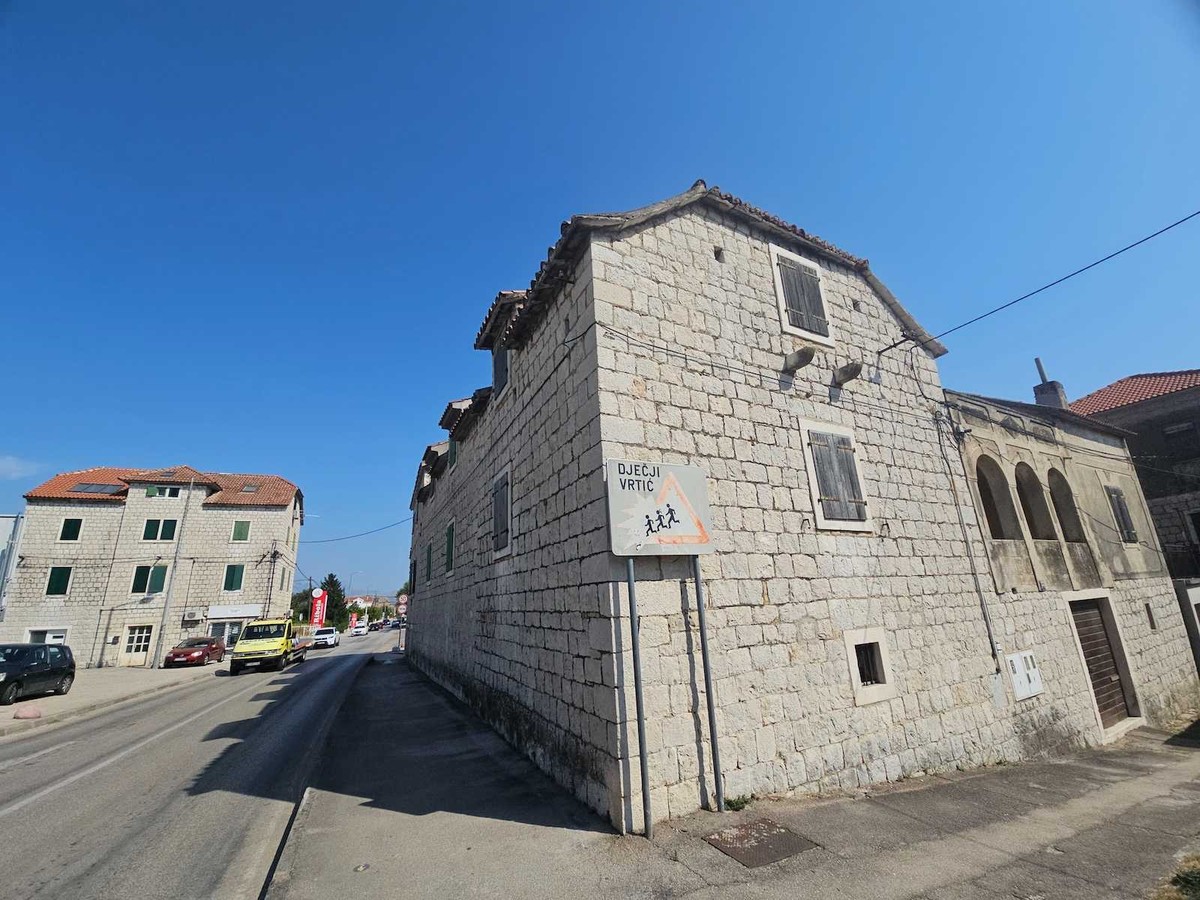 BITKA ZA DVOR U KAŠTEL SUĆURCU Uz bunar star dva stoljeća nova suvlasnica poželjela jacuzzi: Uslijedile su prijave i sudski sporovi