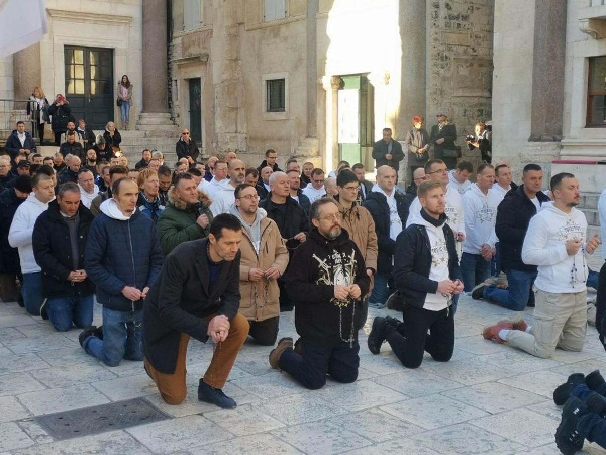 PERISTIL: Molitva krunice na koljenima