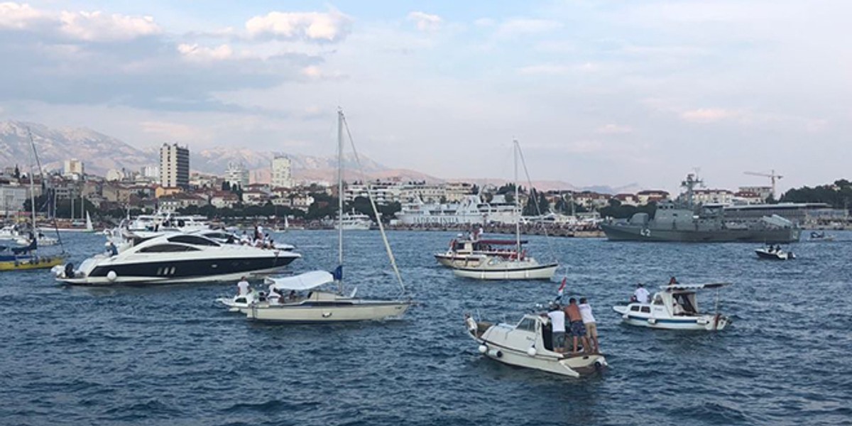 UŽIVO ISPRAĆAJ OLIVERA: Katamaran se otisnuo od obale uz pjesmu 'Vela Luka', brojni brodovi ga ispratili iz splitske luke