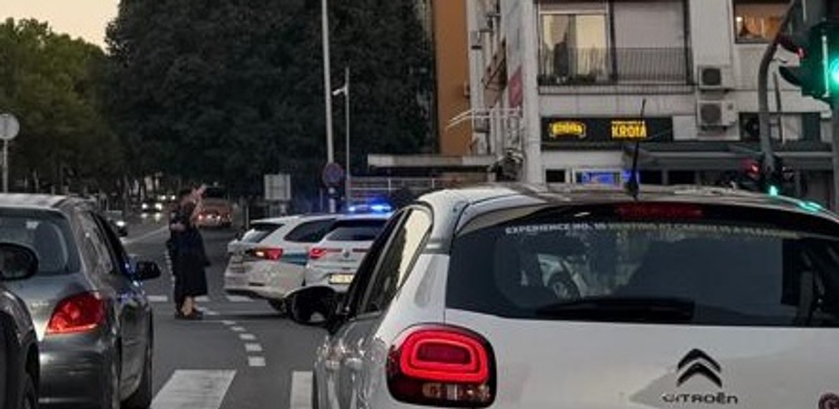 FOTO: PROMETNA KRAJ KROMA Sudarili se službeni policijski i osobni automobil