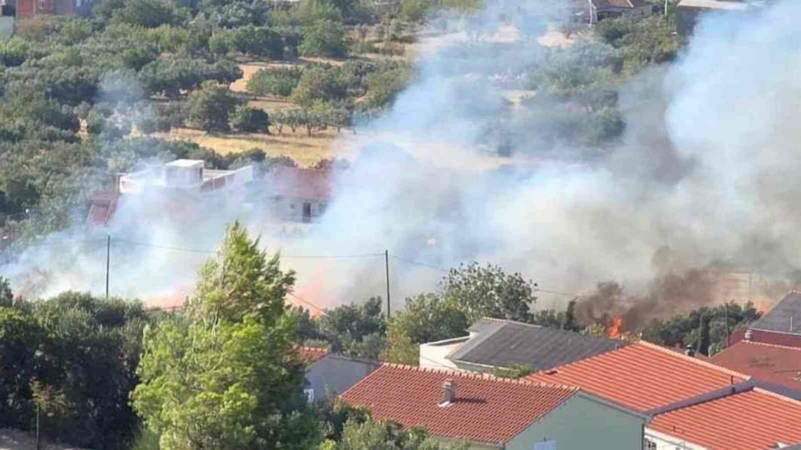 PLANULO IZNAD PRUGE: Jutarnji požar u Kaštel Starom digao na noge sva tri kaštelanska DVD-a