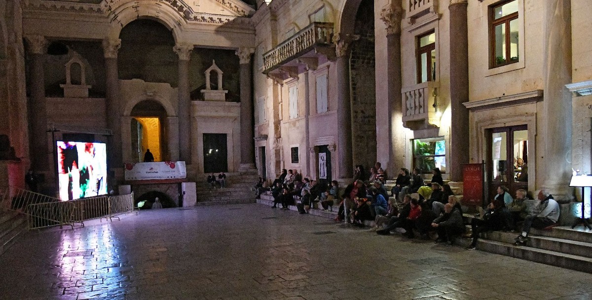 FOTO: U sklopu Sudamje Peristil postao kino pod zvijezdama