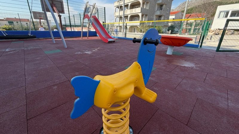 RADNO U PODSTRANI Pogledajte kako izgleda uređeno dječje igralište u Grljevcu