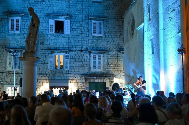 Koncert pod triforom