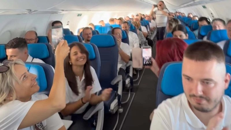 VIDEO Ovo se rijetko čuje u avionu: Gotovo 100 tamburaša pilotu odgovorilo bećarcem