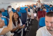 VIDEO Ovo se rijetko čuje u avionu: Gotovo 100 tamburaša pilotu odgovorilo bećarcem