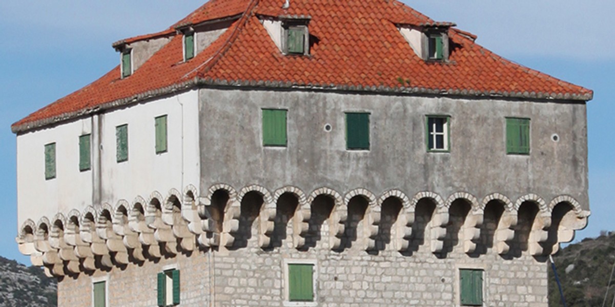 Marina se branila od čestih upada Turaka, a kula je bila zadnja odstupnica za bijeg brodovima