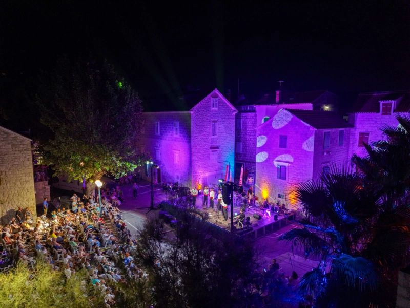 FOTOGALERIJA Klapa Cambi jubilarnim koncertom zatvorila Kaštelansko kulturno i zabavno ljeto