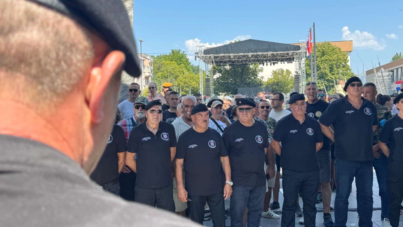 VIDEO/FOTO: HOS-ovci u se u Kninu poklonili braniteljima, nije izostao ni ZDS