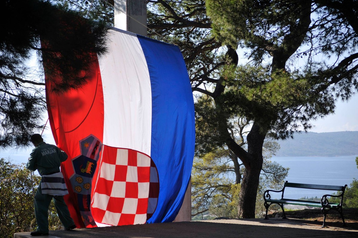 Nestala državna zastava s vrha Marjana