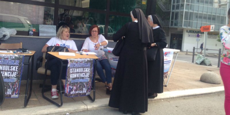 Volonteri koji prikupljaju potpise za referendum protiv Istanbulske konvencije zauzeli cijeli nogostup ispred bolnice