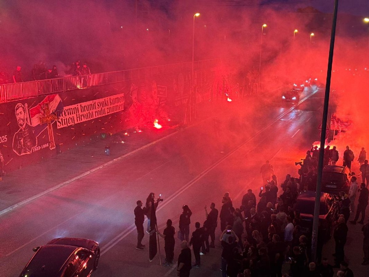 VIDEO: Torcida priredila bakljadu u čast pripadnicima HOS-a, zapjevali su i Thompsonovu pjesmu