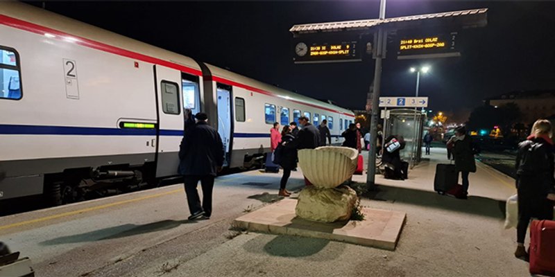 PRIČA SA SPLITSKOG KOLODVORA Posljednji vlak prije zatvaranja županija: 'Imaju propusnice za - Irsku'
