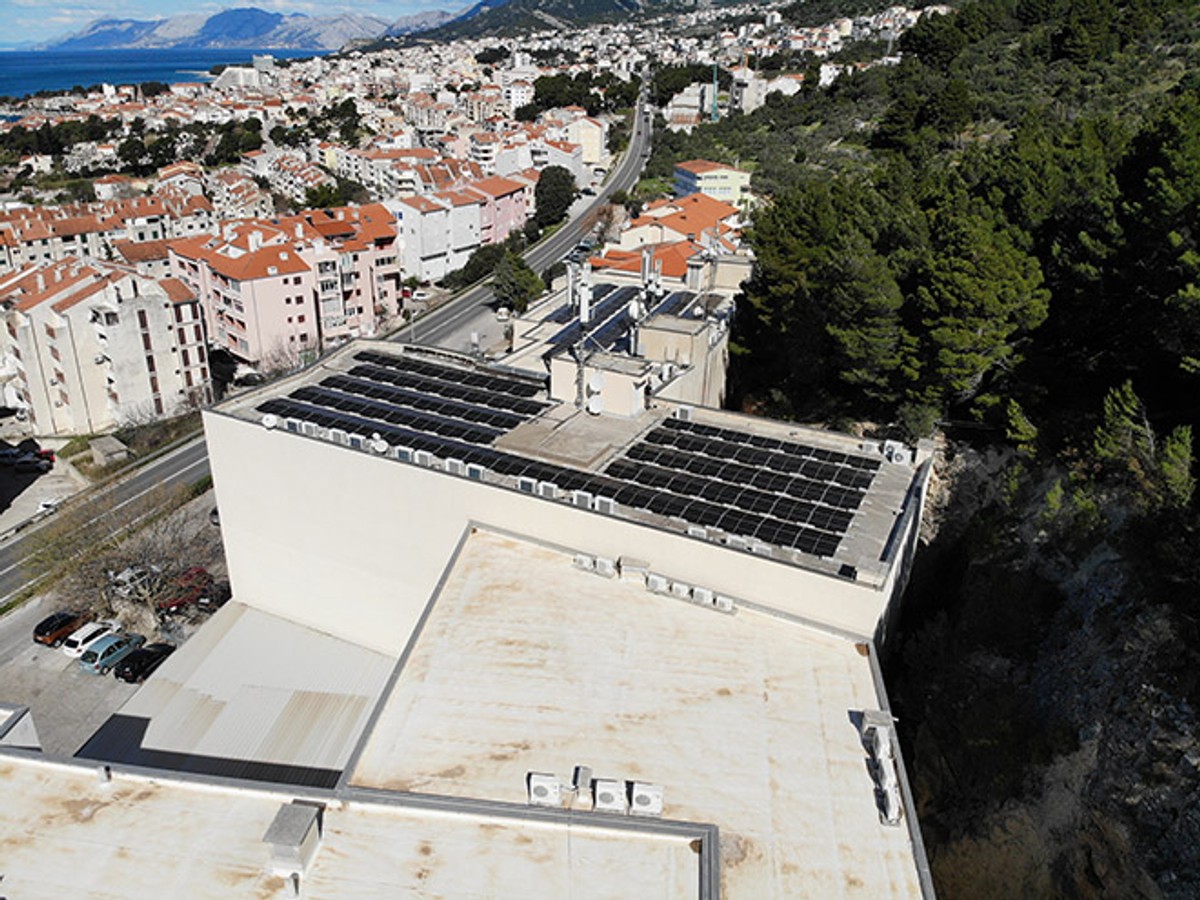 Solarne elektrane na krovovima: Nova era poslovanja na Makarskoj rivijeri!