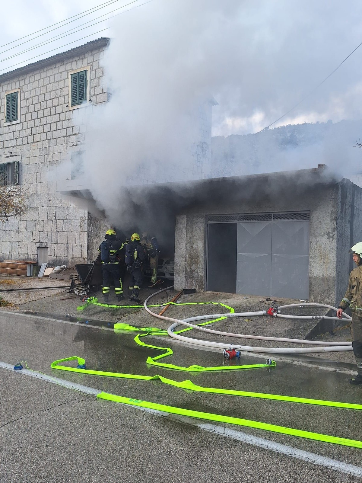 U Srinjinama planula garaža do obiteljske kuće