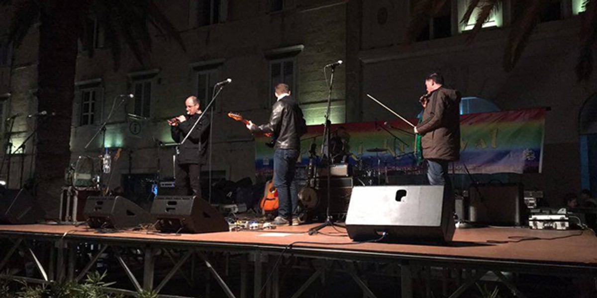 VIDEO Splićani kao Krnju zapalili - dva mobitela, Ivan Pernar i Ava Karabatić zapjevali Zečićev hit 'Ima li nade za nas'