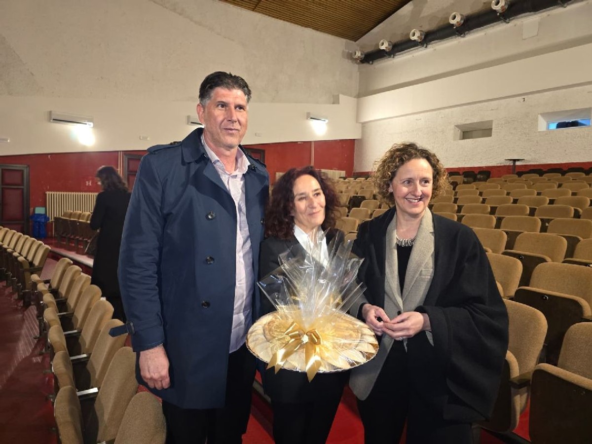 Imotski gradonačelnik ministrici kulture poklonio maslinovu grančicu ukrašenu tičicama