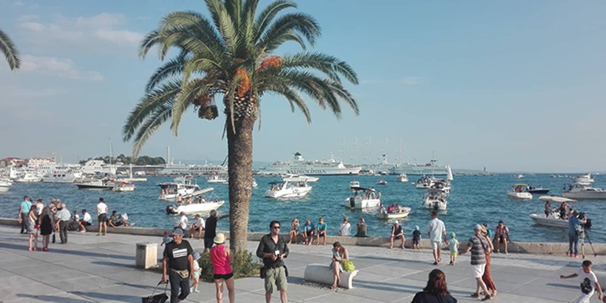 UŽIVO ISPRAĆAJ OLIVERA: Katamaran se otisnuo od obale uz pjesmu 'Vela Luka', brojni brodovi ga ispratili iz splitske luke