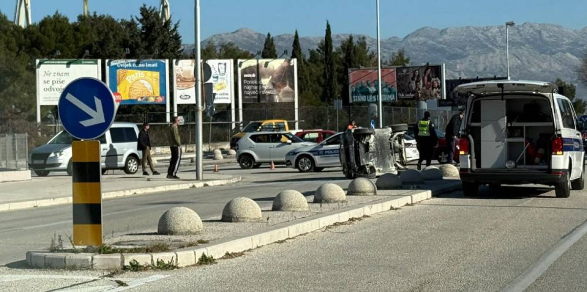 NESREĆA U SPLITU Prevrnuo se auto na Putu Supavla