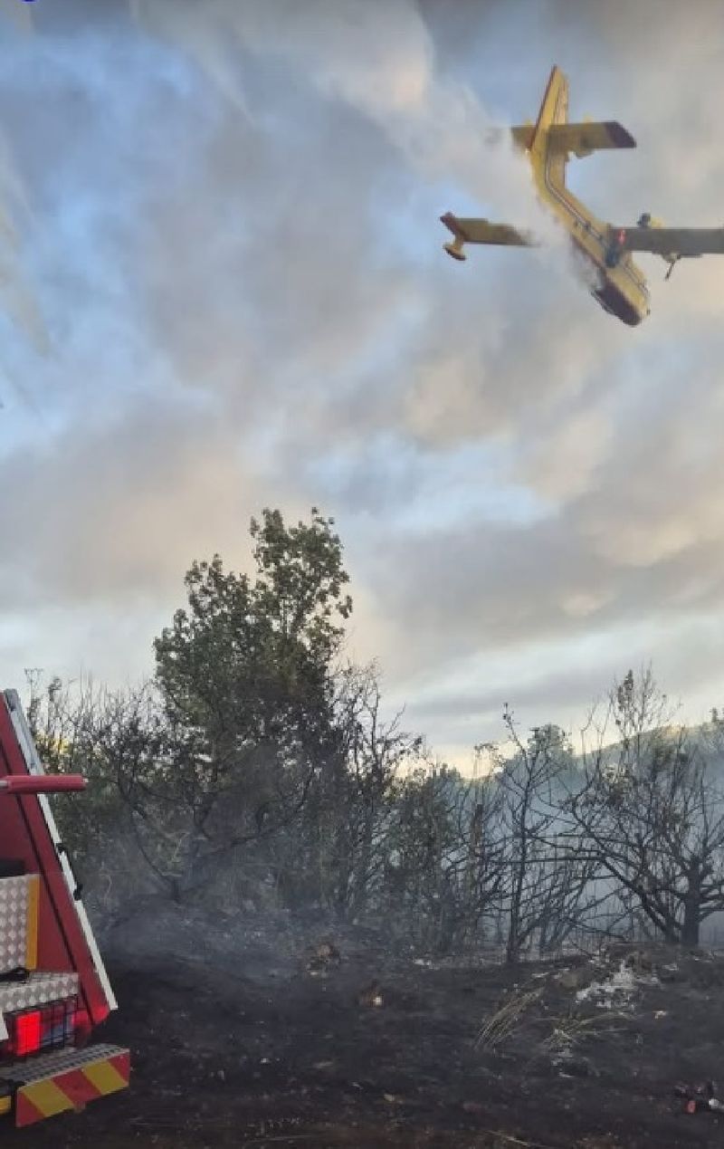 FOTO/VIDEO Kaštelanski i trogirski vatrogasci bore se s golemim požarom deponija