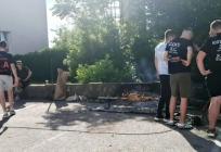 FOTO-UBOD Maturanti 'okrenuli' janje ispred škole