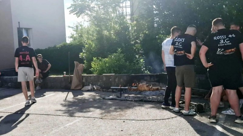 FOTO-UBOD Maturanti 'okrenuli' janje ispred škole