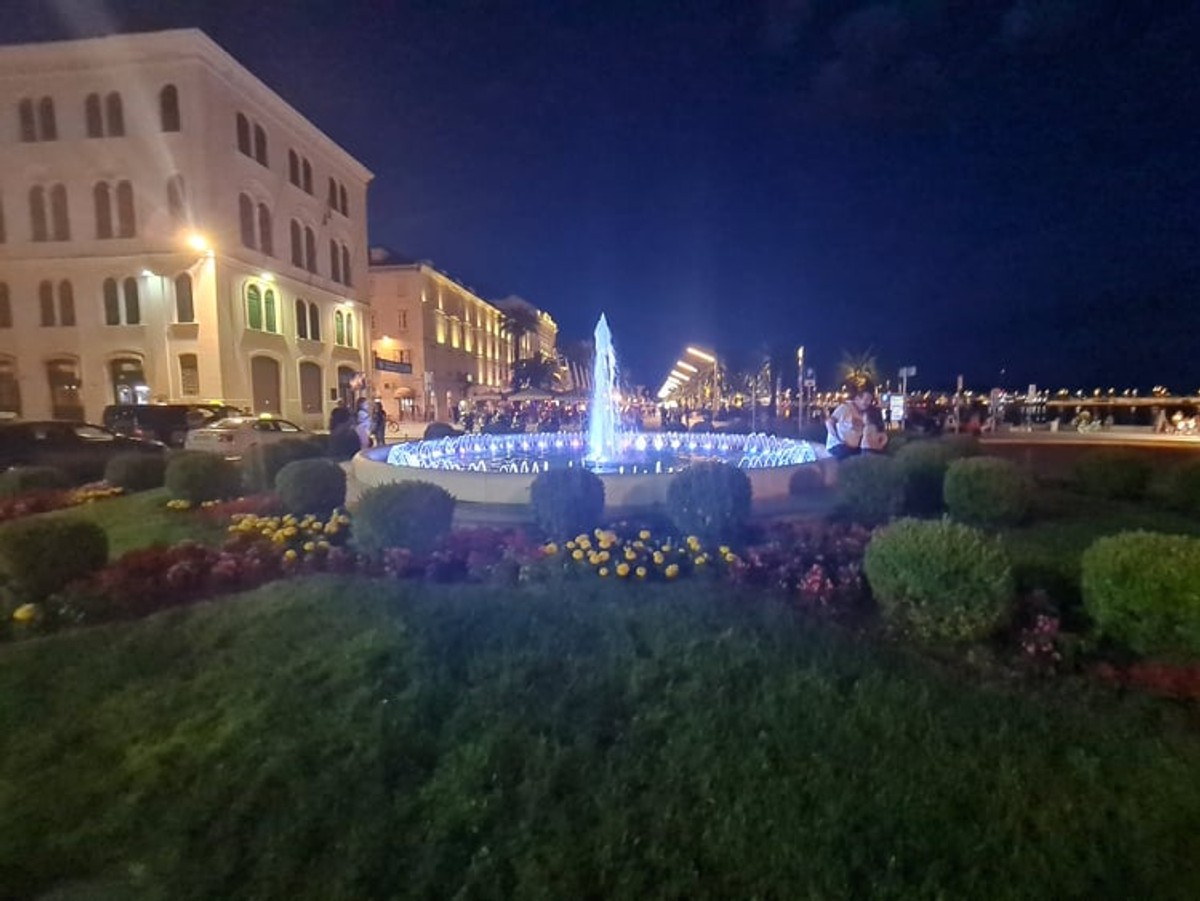 VIDEO: STARO NORMALNO Vratila se živost na Rivu, parkinzi su popunjeni