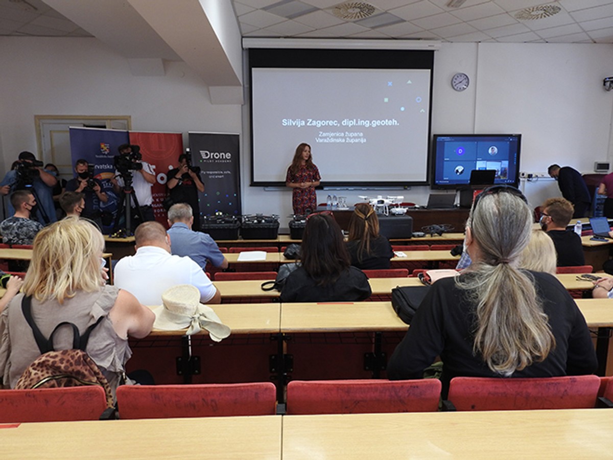 Fakultet organizacije i informatike i Varaždinska županija pokrenuli jedinstvenu radionicu za dronove