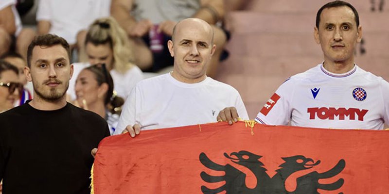 FOTOGALERIJA S TRIBINA: Hajdukovi dresovi i albanska zastava, zanimljiva kombinacija