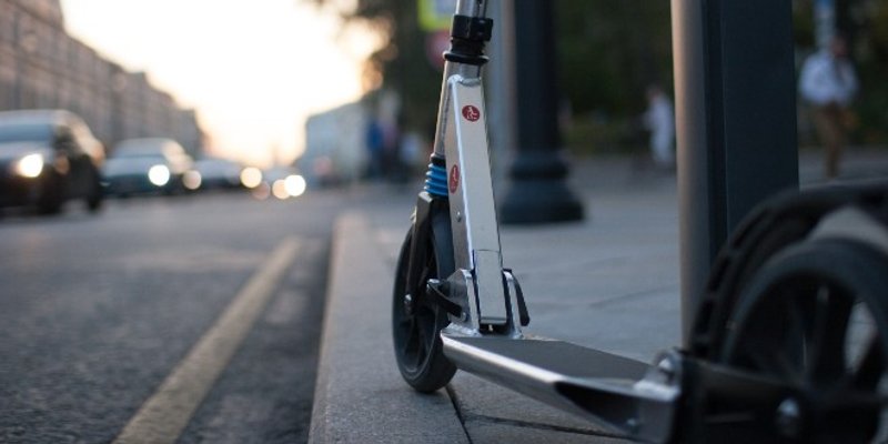 NESREĆA U VINKOVAČKOJ Ozlijedila se pri padu s električnog romobila, nije imala kacigu