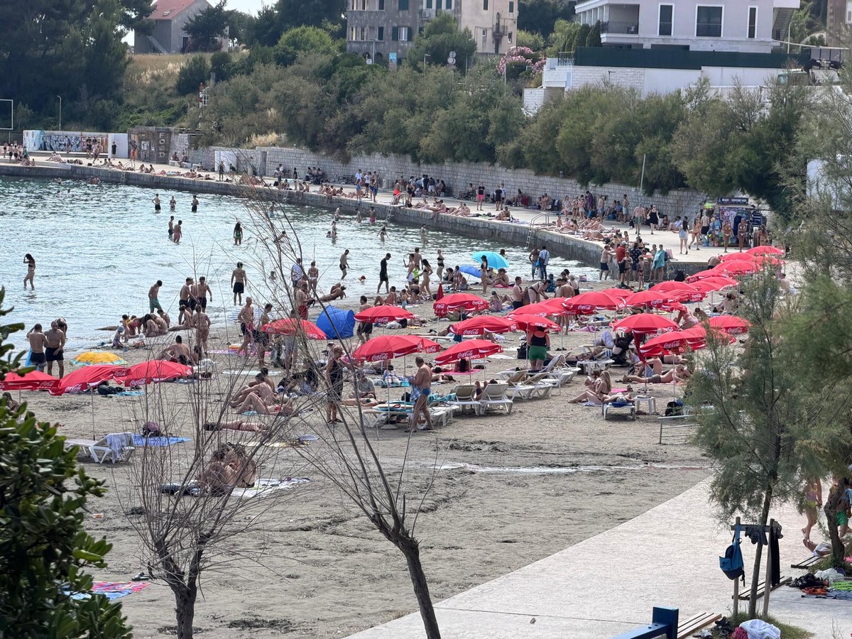 Jeftin pogled na popularnu plažu: Reklamni suncobrani na Bačvicama zbog 'rupe' u propisima