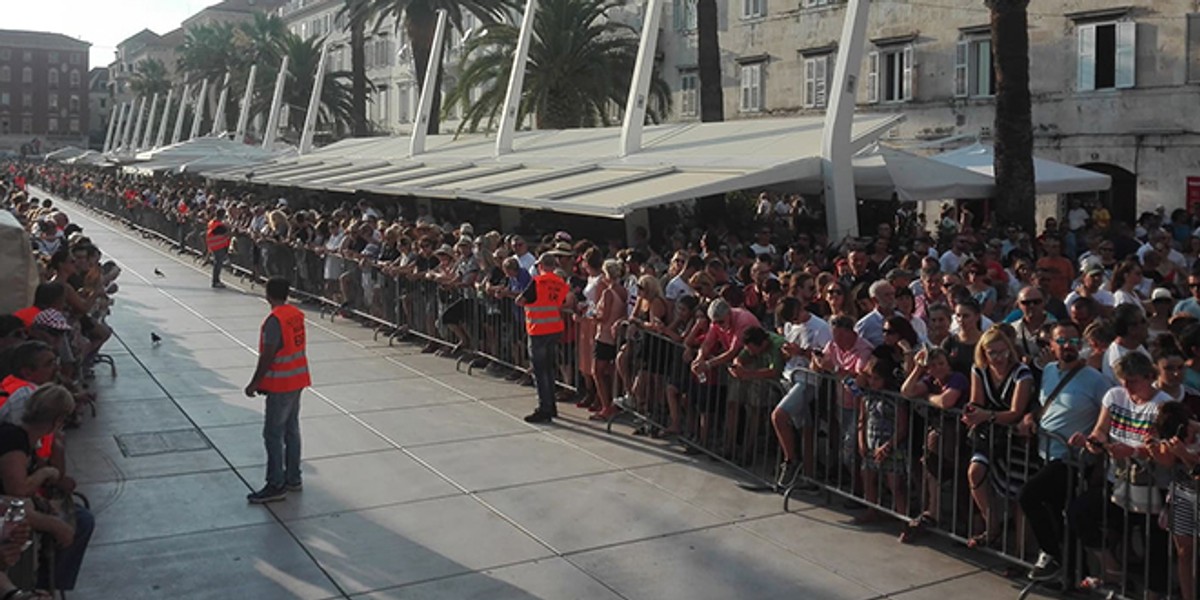 UŽIVO ISPRAĆAJ OLIVERA: Katamaran se otisnuo od obale uz pjesmu 'Vela Luka', brojni brodovi ga ispratili iz splitske luke