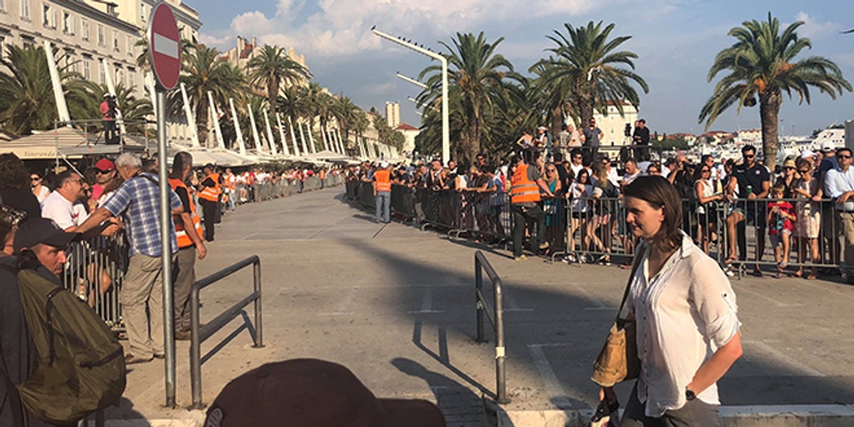 UŽIVO ISPRAĆAJ OLIVERA: Katamaran se otisnuo od obale uz pjesmu 'Vela Luka', brojni brodovi ga ispratili iz splitske luke