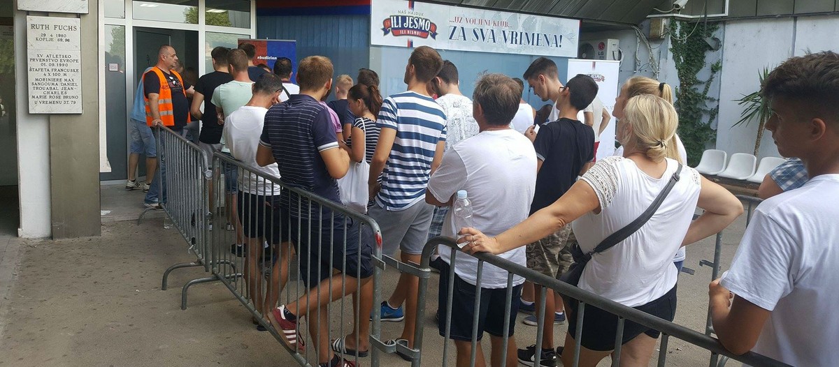 UPRAVO NA POLJUDU: Opet redovi, članovi kluba navalili na preostalih 1.500 ulaznica