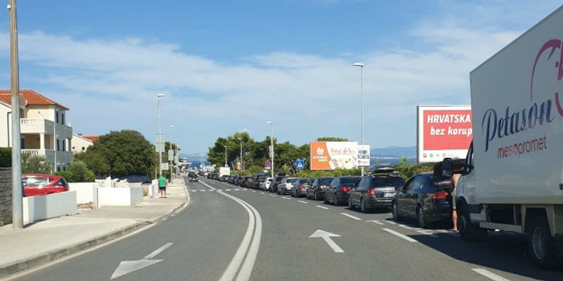 ŠPICA SEZONE Kilometarska kolona u Supetru, u 11.30 polazi izvanredna linija iz Splita