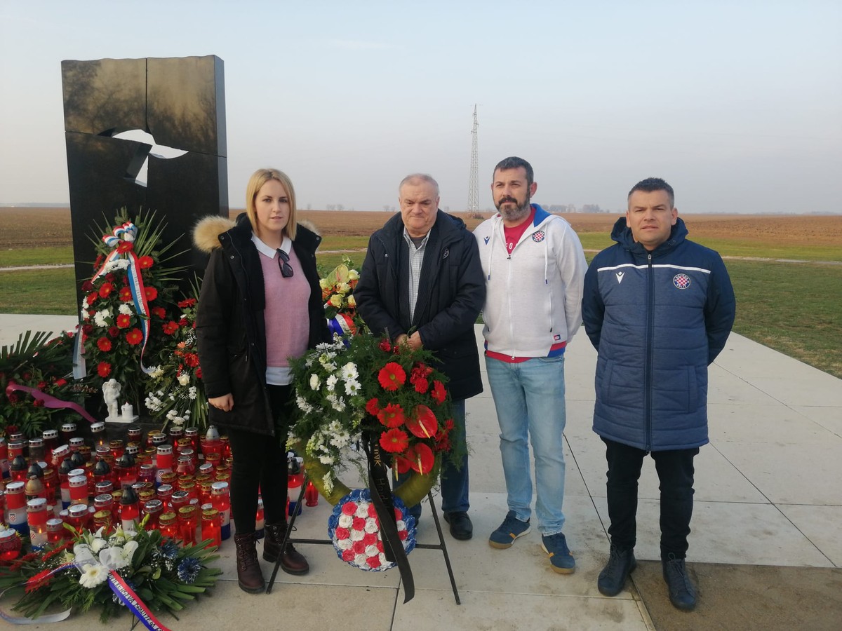 Hajdukove delegacije odale počast žrtvama Vukovara i Škabrnje