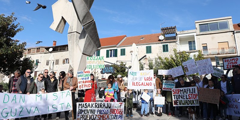FOTO/VIDEO Prosvjed u Kaštelima: Tužili smo Hrvatske ceste!