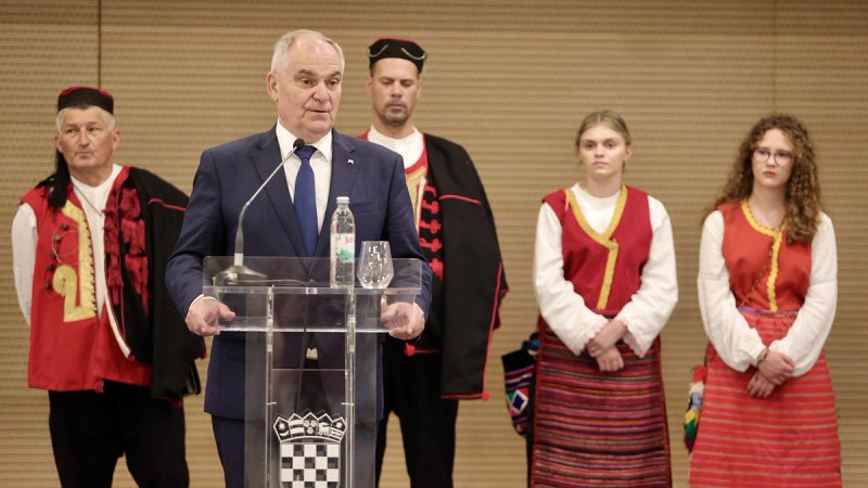 Splitsko-dalmatinski župan: Zadnje vrijeme na političkoj sceni čujemo jako puno buke, vrijeđanja, čak i psovki