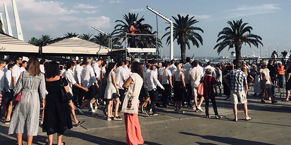 UŽIVO ISPRAĆAJ OLIVERA: Katamaran se otisnuo od obale uz pjesmu 'Vela Luka', brojni brodovi ga ispratili iz splitske luke