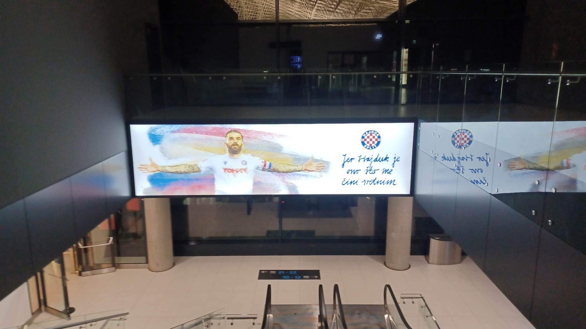 FOTO Hajdukov transparent s Livajom u prvom planu dočekuje putnike na zagrebačkom aerodromu