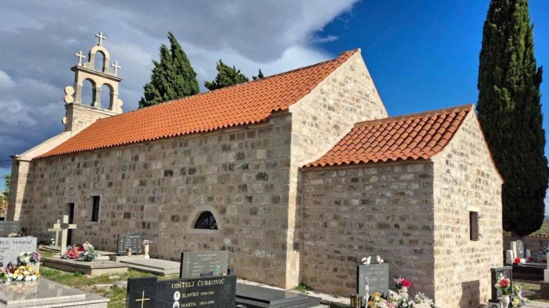 Nakon 34 godine zvona će ponovno zazvoniti: Posvećuje se obnovljena crkva u Perušiću Benkovačkom