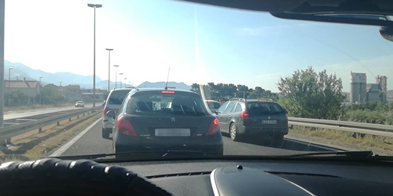 GUŽVA NA ULAZU U SPLIT 'Molimo građane da prilazeći punktu pripreme osobnu iskaznicu i propusnicu'